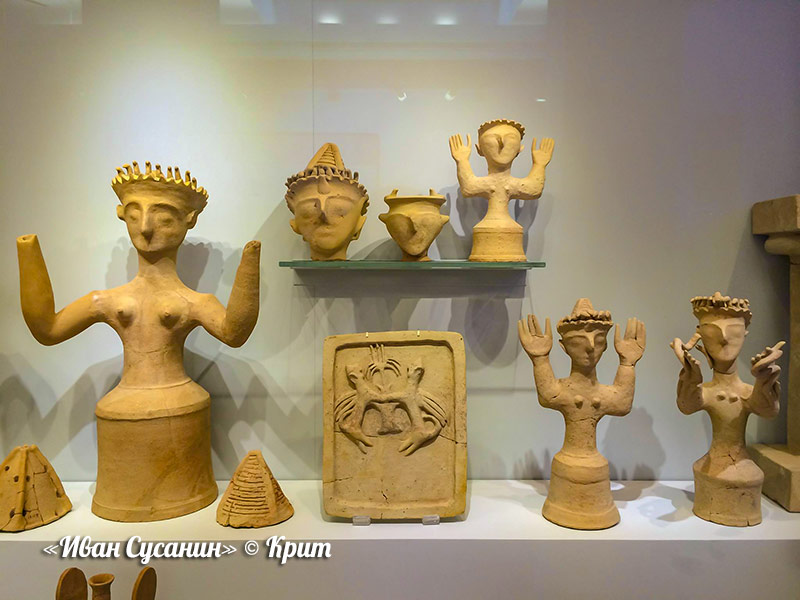 Фото минойских глиняных фигурок. Археологический музей Ираклиона.