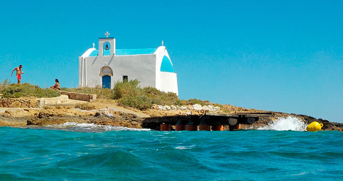 Фото островка с церковью в Малье
