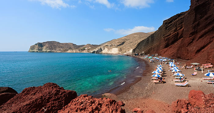 Фото лежаков и пляжа Red beach (Красного пляжа) на Санторини