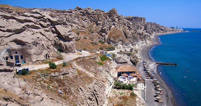 Фото одного из самых живописных пляжей на Санторини - пляжа Влихада